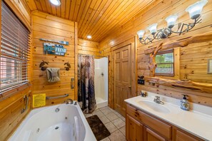 Douche, baignoire à jets, sèche-cheveux, serviettes fournies