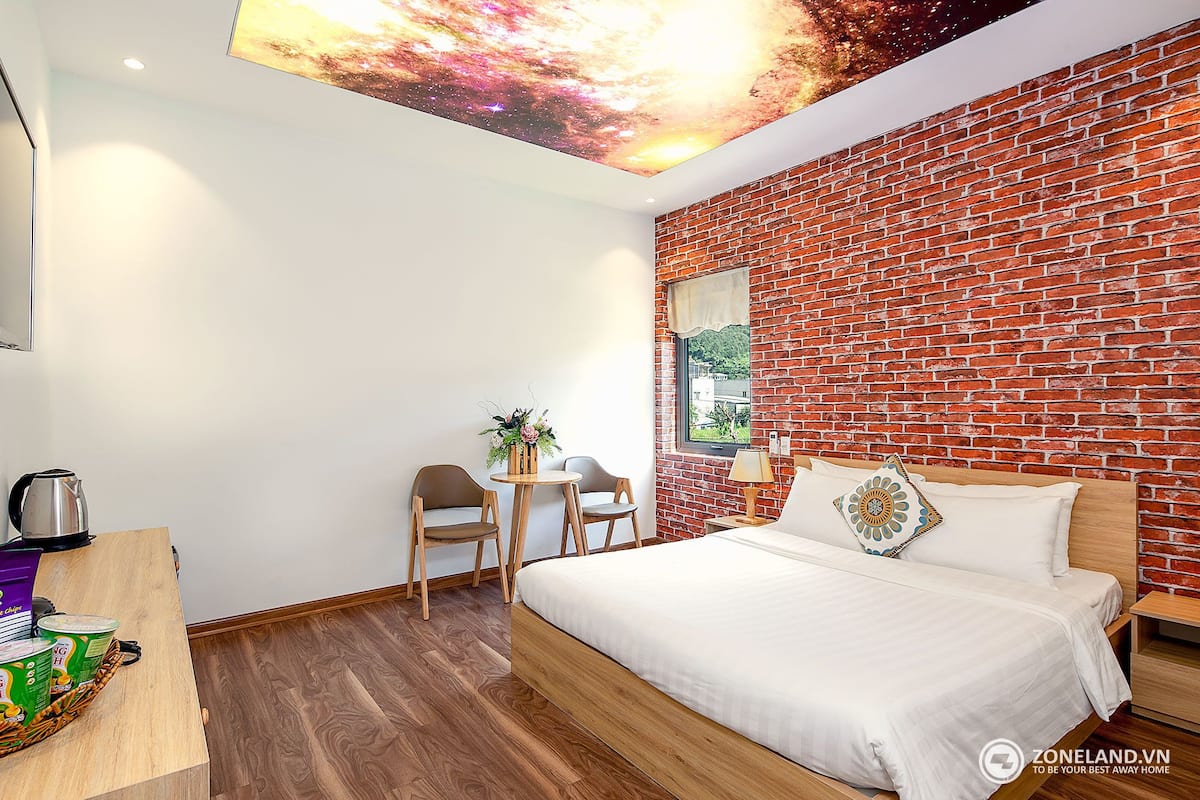 Deluxe Room | Minibar, desk, blackout drapes, free WiFi