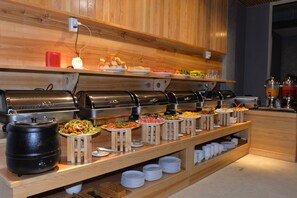 Breakfast buffet - Zoneland Apartments - Tropical Forest Mountain View - Hostel (Da Nang)