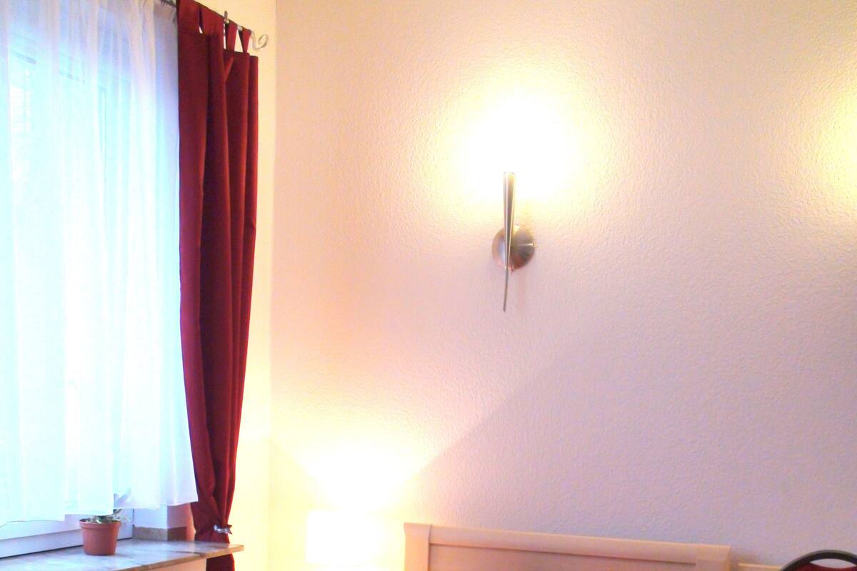 Chambre Simple, 1 lit une place, non-fumeurs | 2 chambres, décoration personnalisée, ameublement personnalisé