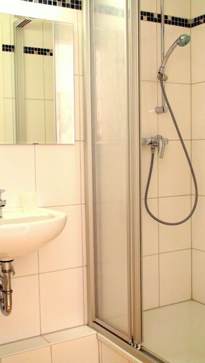 Double Room, 2 Single Beds, Non Smoking, Shared Bathroom | Bathroom