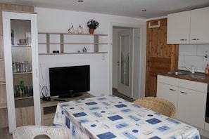 Apartment, Multiple Beds, Non Smoking | Living area