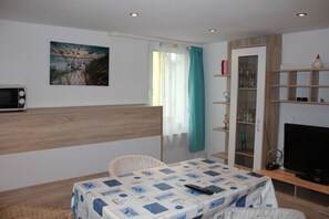 Apartment, Multiple Beds, Non Smoking | Living area | Flat-screen TV - Haus Sperbermühle (Laatzen)