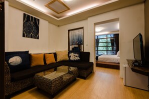 Fyrbäddsrum - utsikt mot bergen | Vardagsrum | 30-tums platt-tv med kabelkanaler