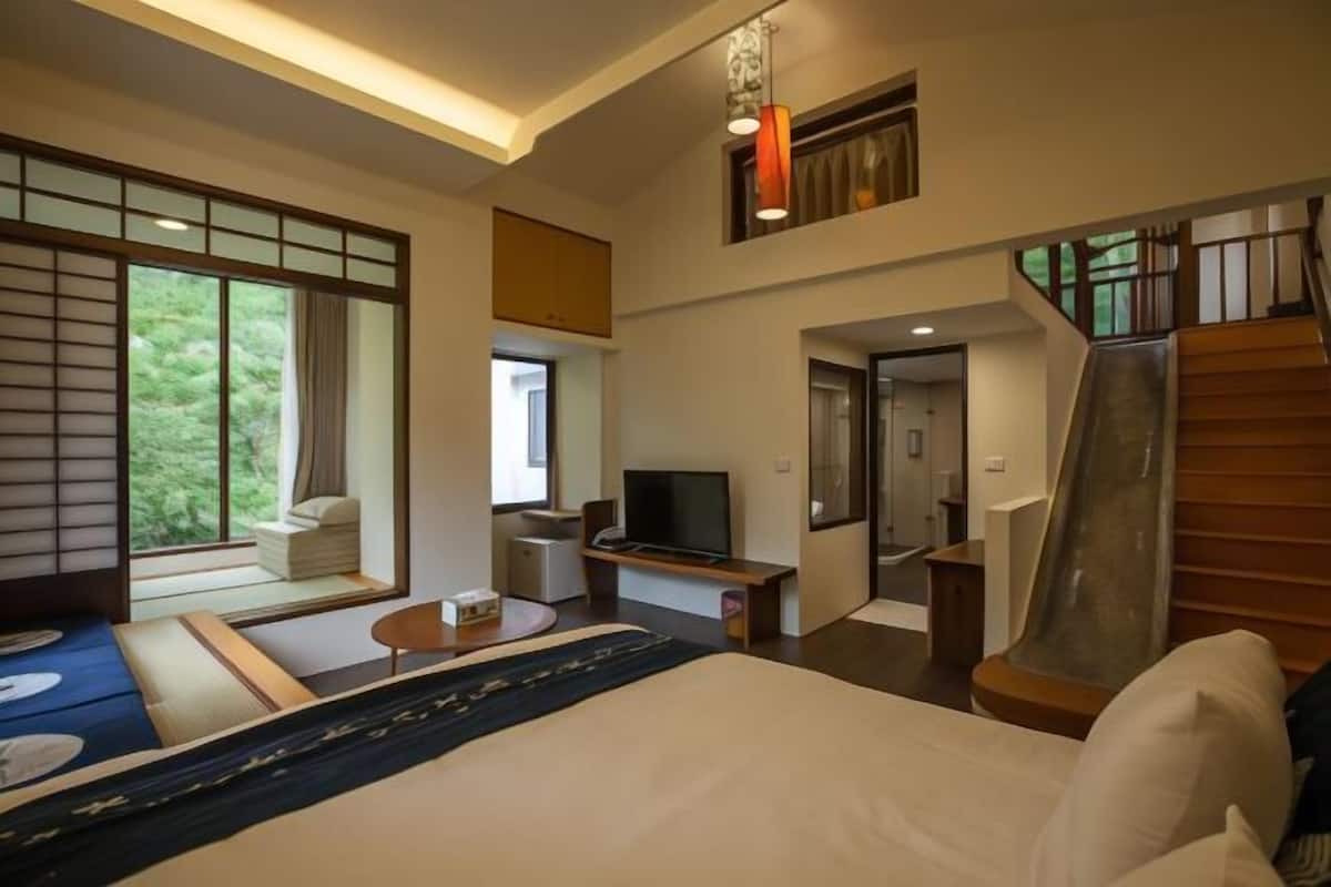 1 bedroom, individually decorated, individually furnished