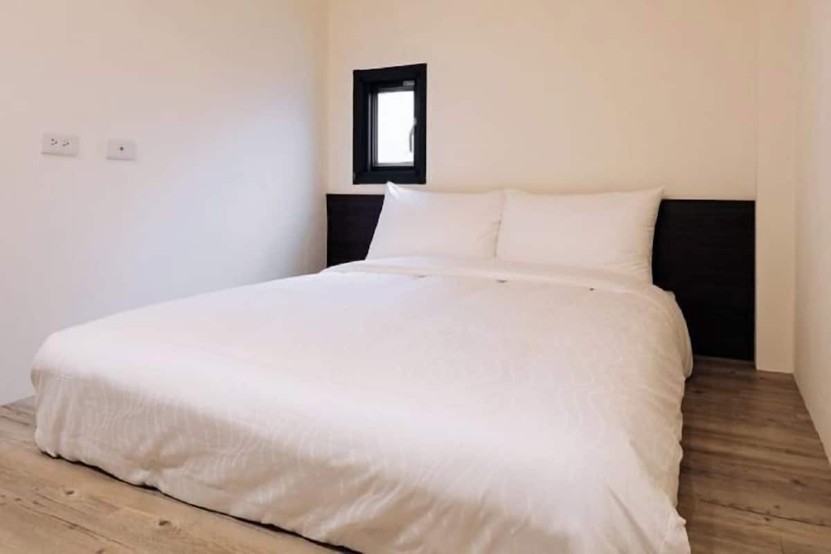 1 bedroom, individually decorated, individually furnished