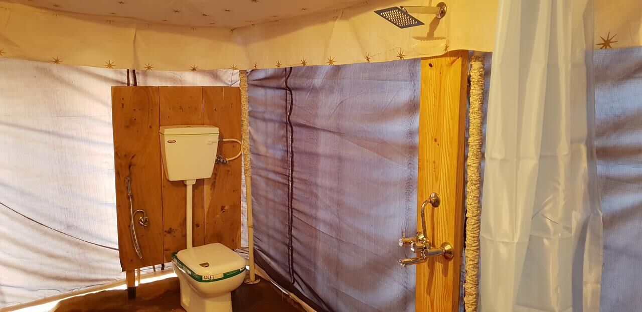 Shower, hydromassage showerhead, free toiletries, towels