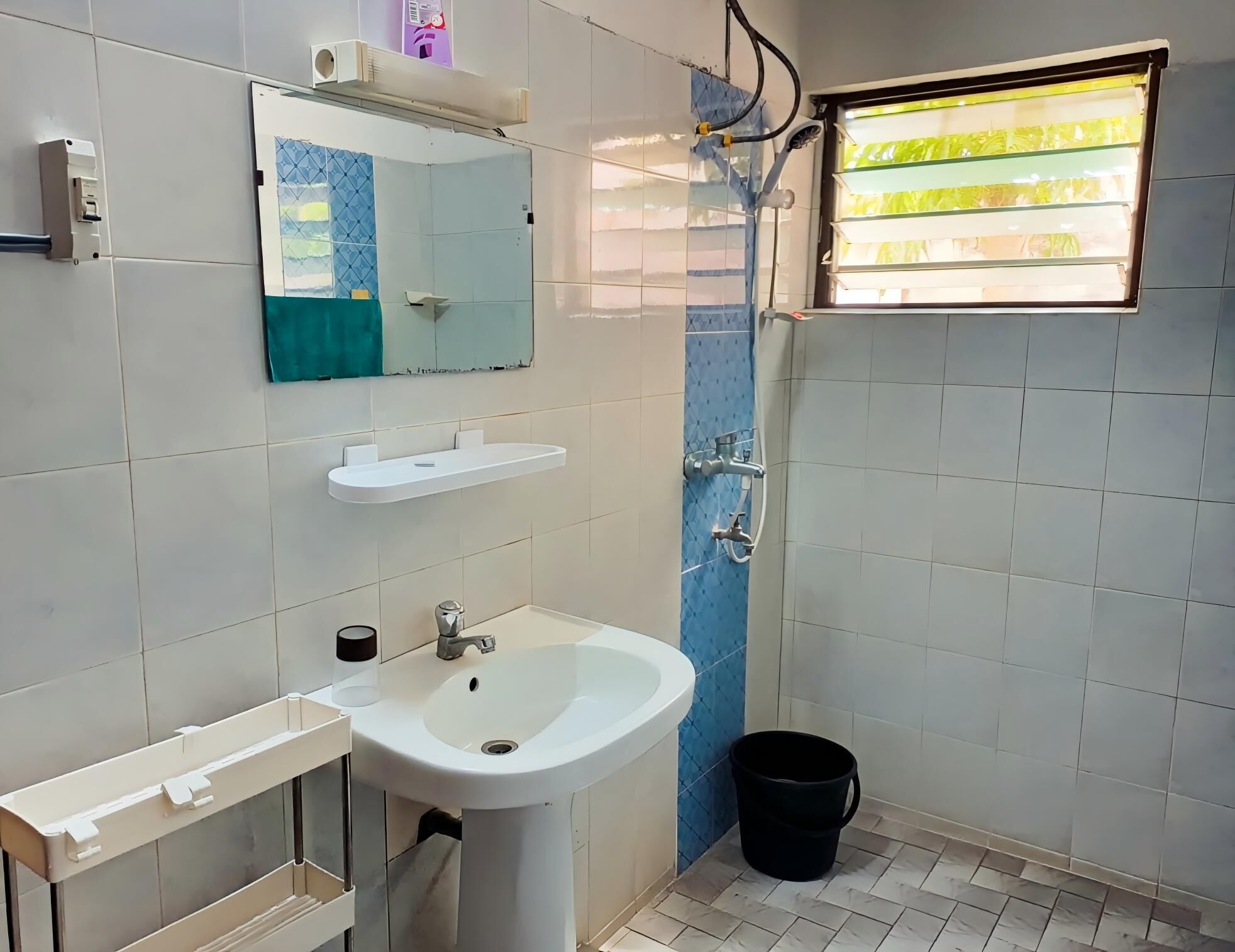 Habitación doble Deluxe, 1 cama King size (Romeo) | Baño | Amenidades de baño gratuitas, pantuflas, toallas, jabón 