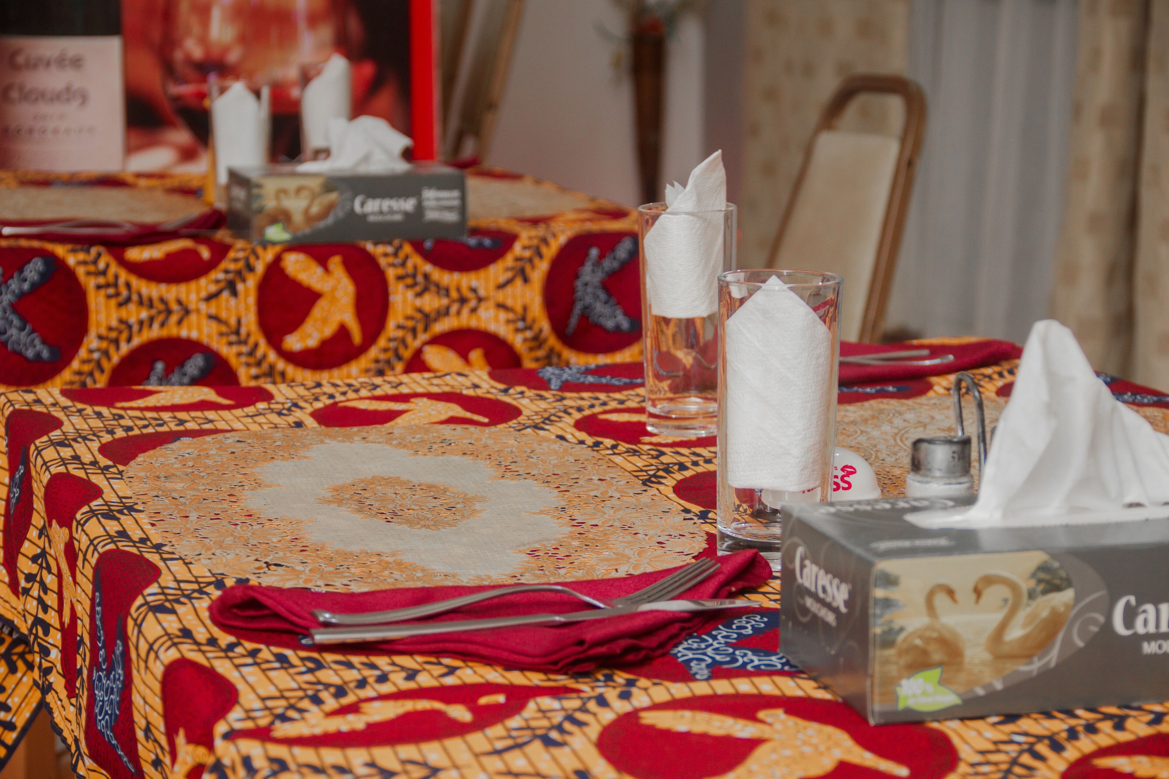 2 間餐廳；供應早餐、午餐、晚餐；本地及多國菜