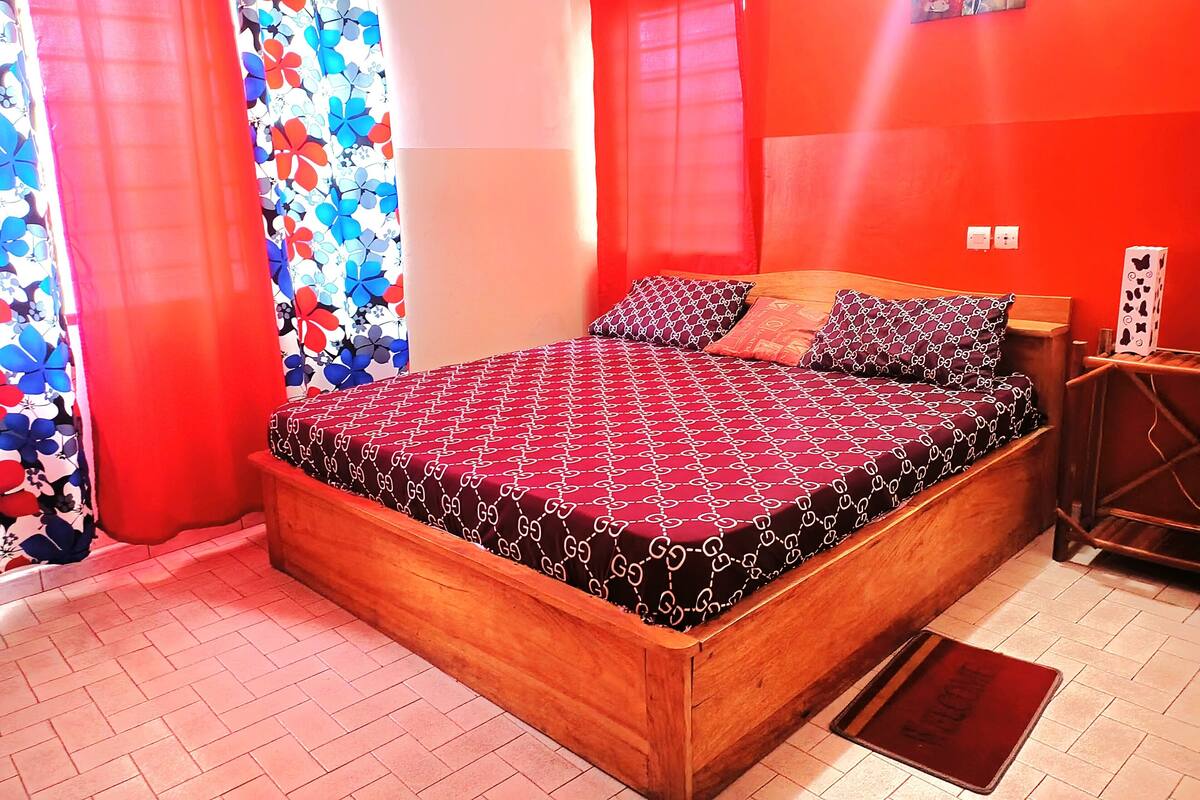 Comfort Double Room, 1 King Bed (Charlie) | Individually decorated, individually furnished, blackout curtains