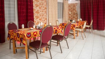 2 restaurants, breakfast, lunch served; local and international cuisine