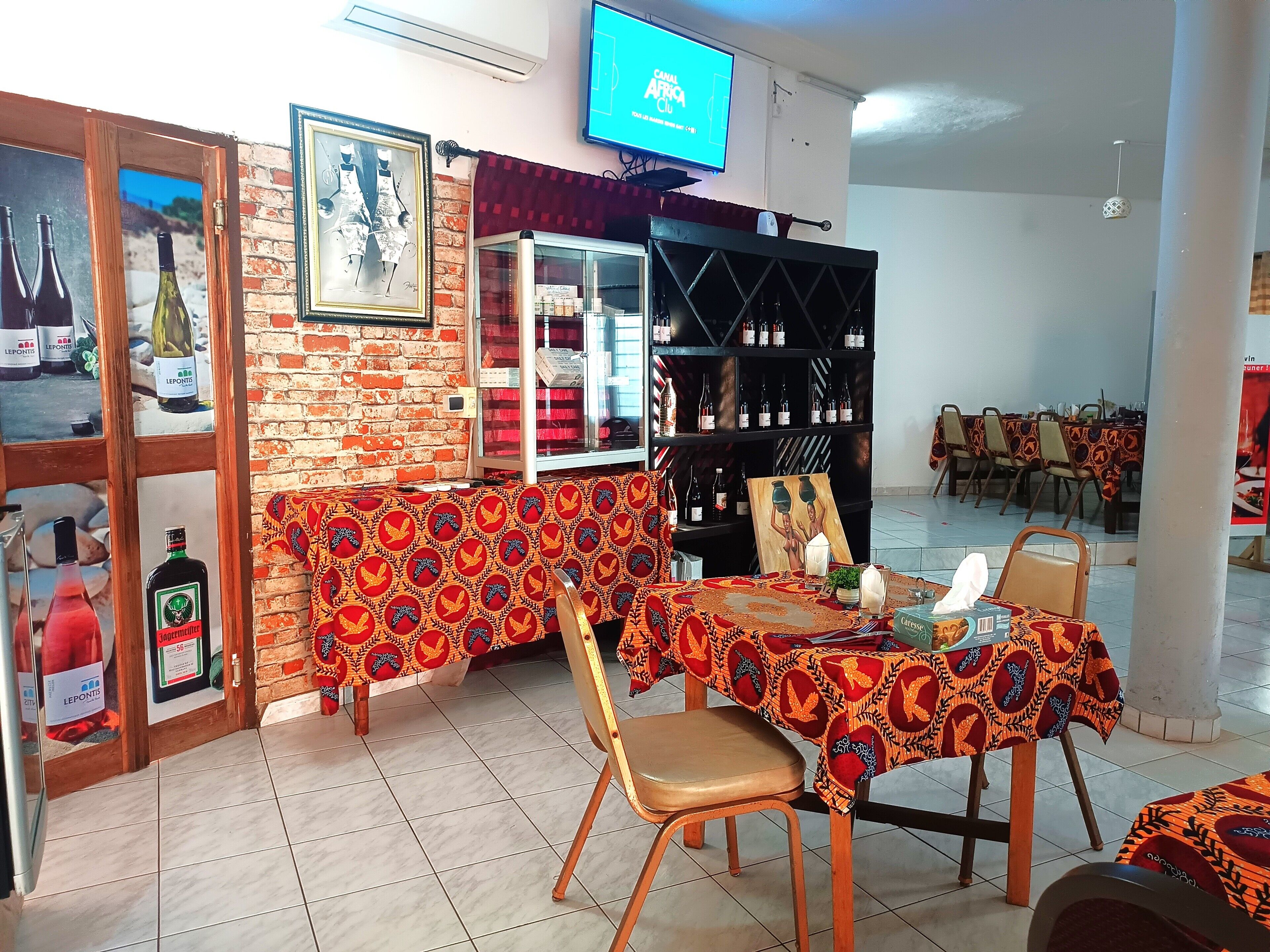 2 restaurants, spécialités Cuisine locale et internationale