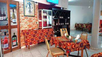 2 restaurants, spécialités Cuisine locale et internationale