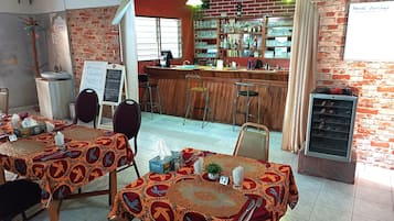 2 restaurants, spécialités Cuisine locale et internationale