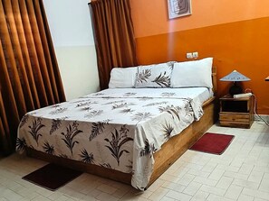 デラックス ダブルルーム (Charlie) | 客室ごとに異なる装飾、客室ごとに異なるインテリア、遮光カーテン、WiFi (無料)