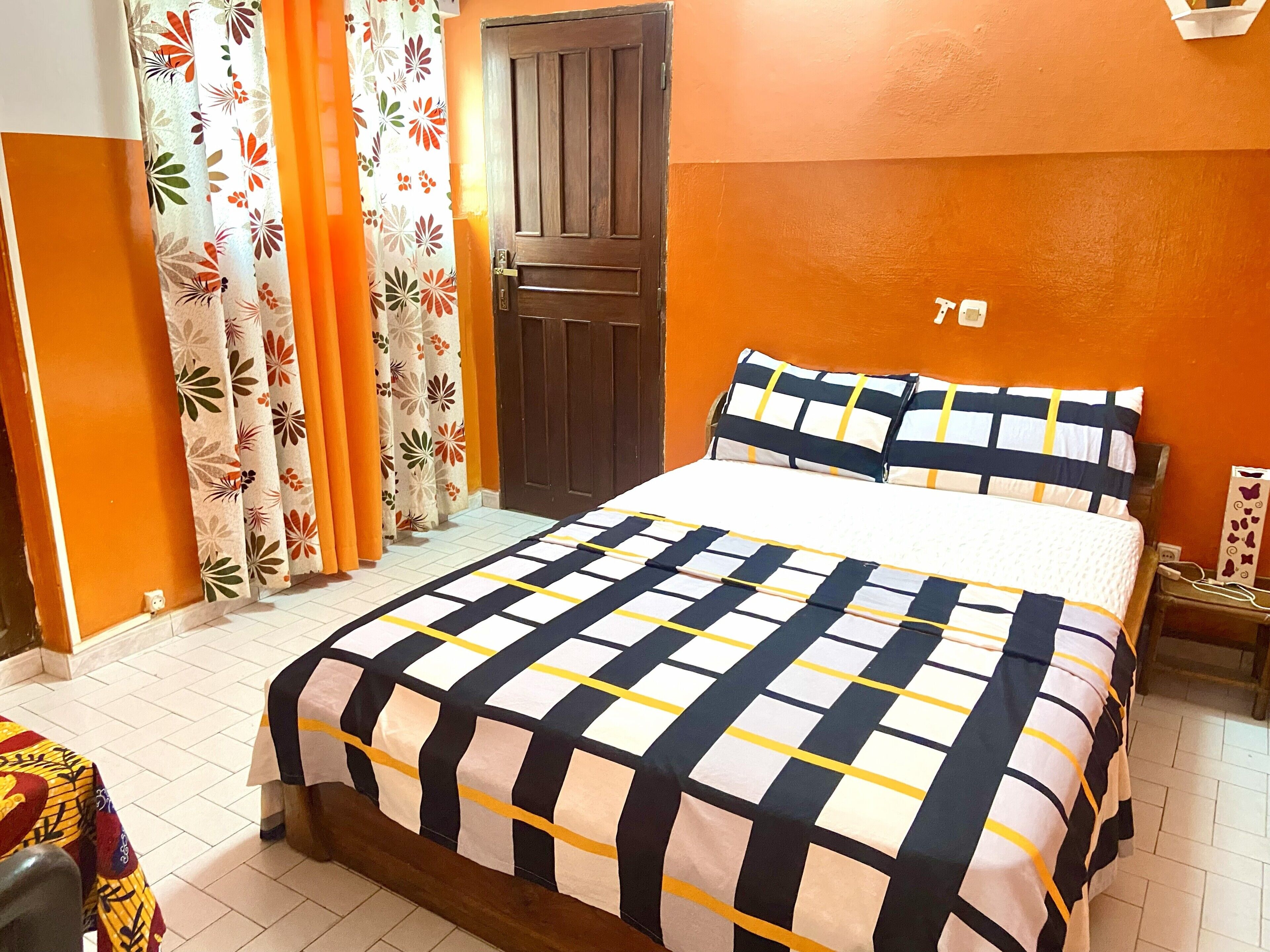 Decoración personalizada, muebles diferentes y cortinas blackout 