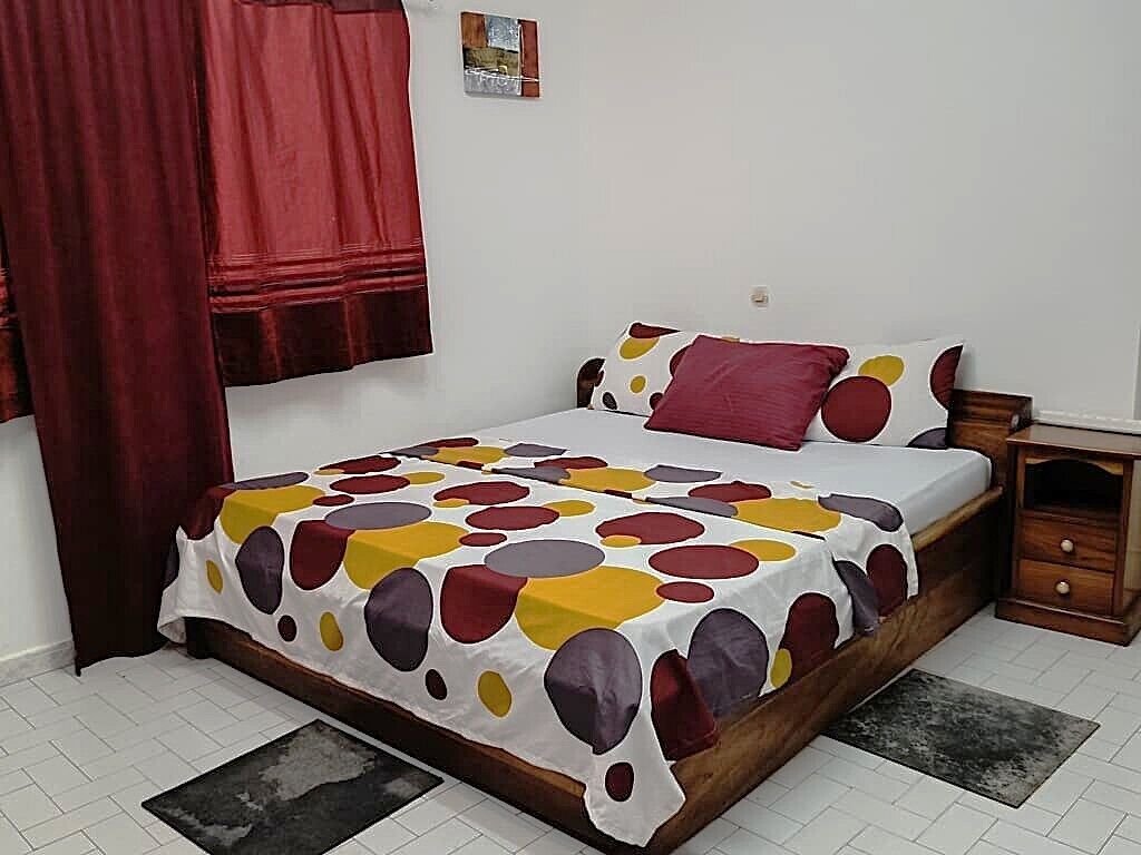 Decoración personalizada, muebles diferentes y cortinas blackout 