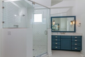 Combined shower/bathtub