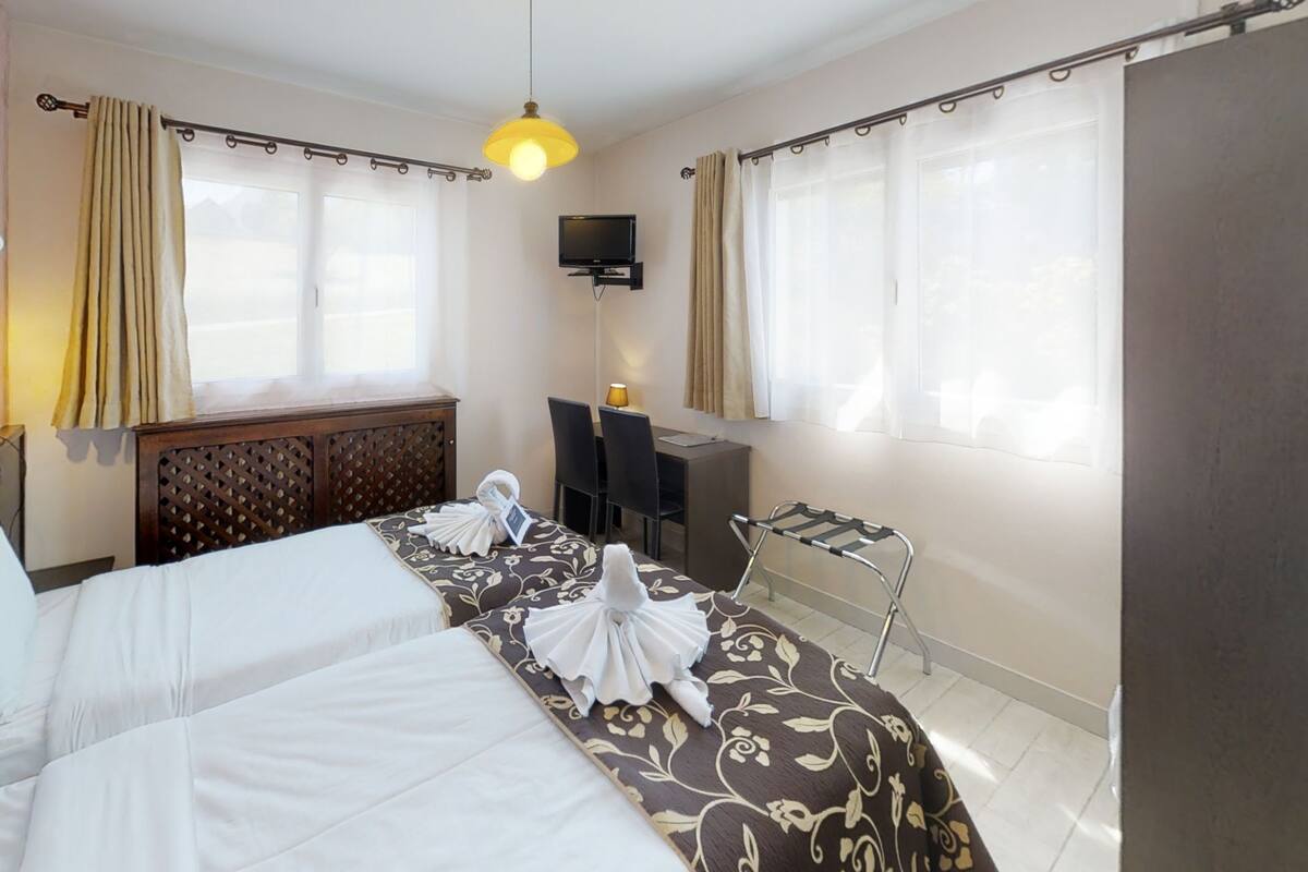 Standard Double Room, 1 Double Bed, Non Smoking (road side) | Minibar, desk, blackout curtains, soundproofing