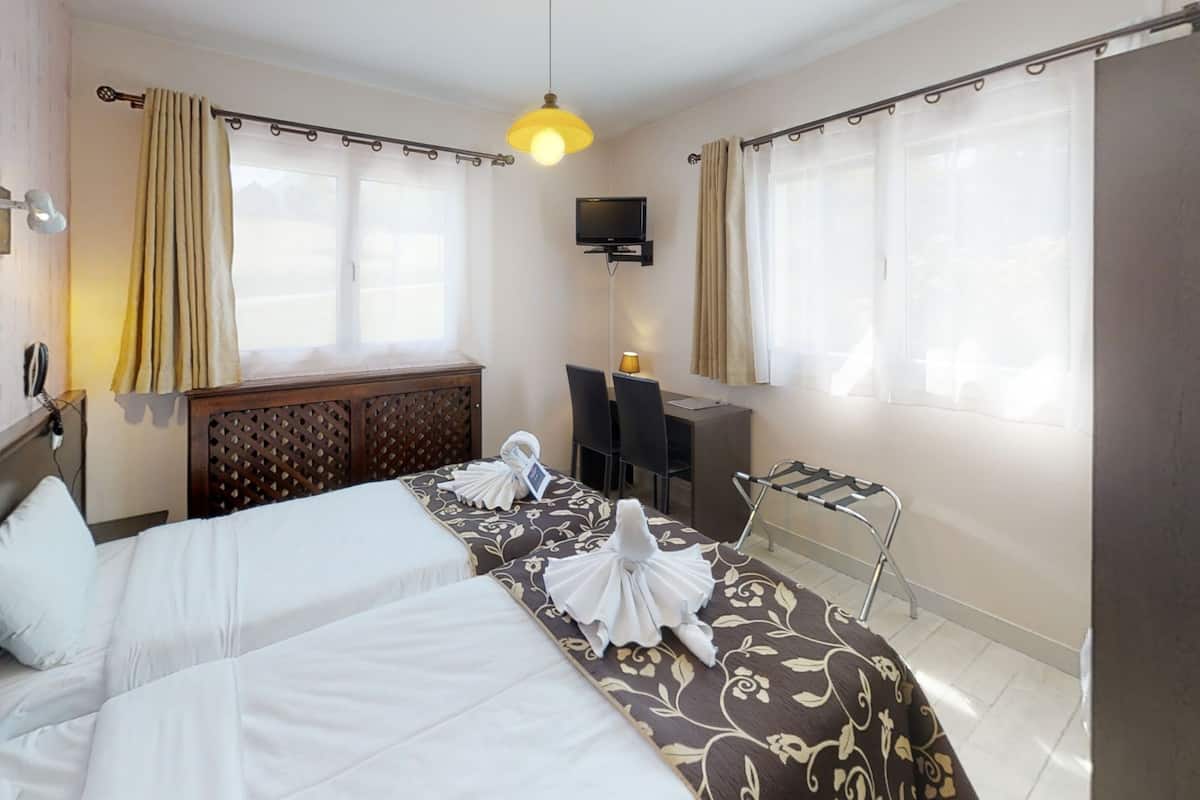 standard double room, 1 double bed, non smoking (road side) | minibar, desk, blackout curtains, soundproofing