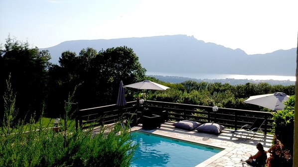 Piscine extérieure, chaises longues