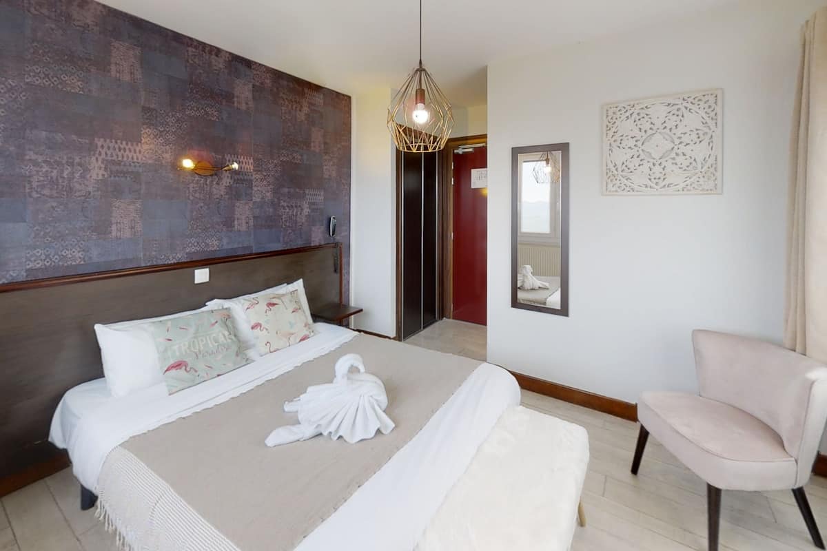 comfort double room, 1 double bed, non smoking, lake view | minibar, desk, blackout curtains, soundproofing