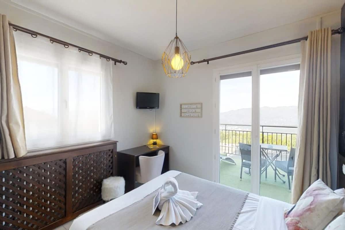 panoramic double room, 1 double bed, non smoking, lake view | minibar, desk, blackout curtains, soundproofing