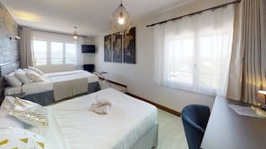 Habitación cuádruple superior, varias camas, no fumadores, vistas al lago | Minibar, escritorio, cortinas opacas y sistema de insonorización