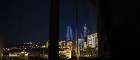 Kahden hengen deluxe-huone (yksi tai kaksi sänkyä), 2 yhden hengen sänkyä, tupakointi kielletty | Näkymä kaupungille