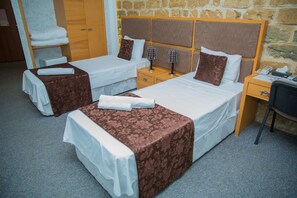 ห้องสแตนดาร์ดทวิน, เตียงเดี่ยว 2 เตียง, สูบบุหรี่ได้, วิวเมือง | โต๊ะทำงาน, ผ้าม่านกันแสง, Wi-Fi ฟรี, ผ้าปูที่นอน