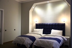 Quarto duplo standard, 2 camas de solteiro, para fumantes, vista para a cidade | Escrivaninha, cortinas blackout, Wi-Fi de cortesia, roupa de cama