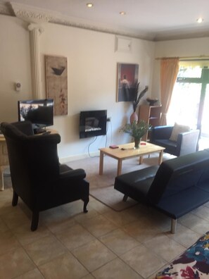 Deluxe Studio | Television - Villamarie (Tamworth)