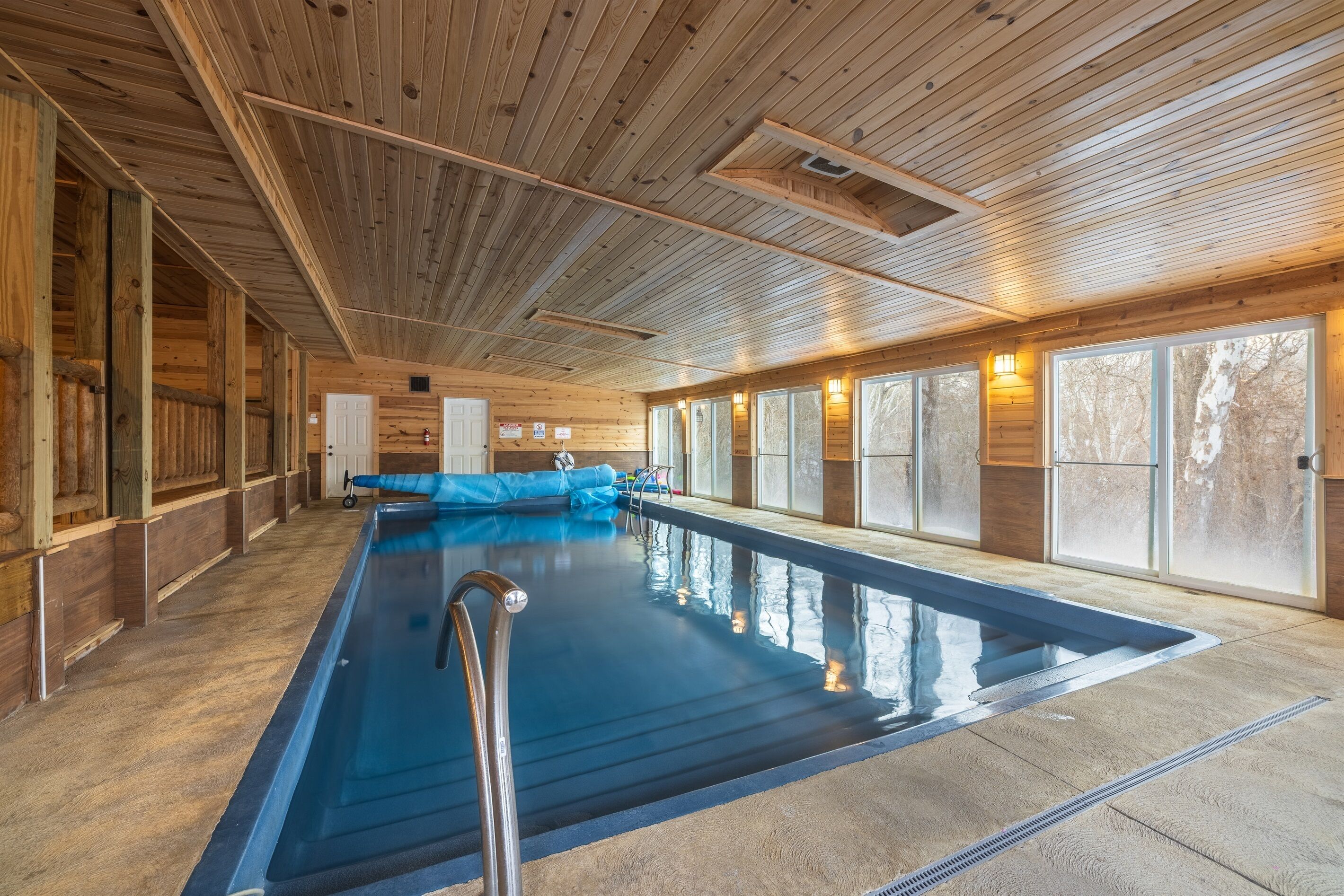 Innendørsbasseng og et oppvarmet basseng