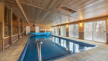 Innendørsbasseng og et oppvarmet basseng