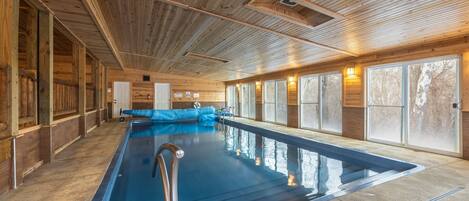 Alberca techada y alberca climatizada