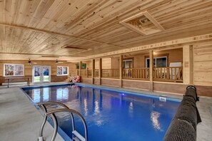 Una piscina techada, una piscina climatizada