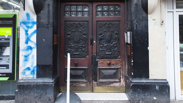 Un edificio con una gran puerta doble decorada, identificada con la inscripción 'No. 152 Swallowons'.