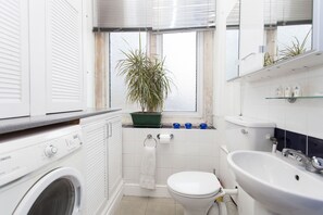 Studio - 1 dubbelsäng | Badrum | Dusch, gratis toalettartiklar, hårtork och handdukar