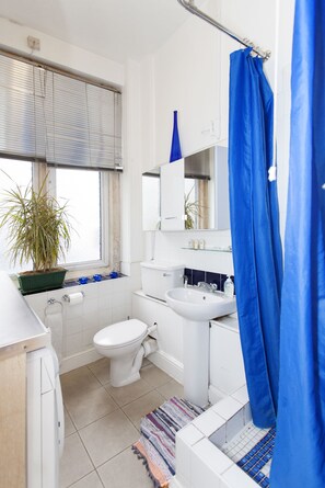 Studio - 1 dubbelsäng | Badrum | Dusch, gratis toalettartiklar, hårtork och handdukar