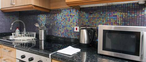 Studio, 1 parisänky | Yksityinen keittiö | Jääkaappi, mikroaaltouuni, uuni, liesi