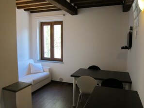 Apartamento, 1 habitación | Zona de estar | Una televisión LCD