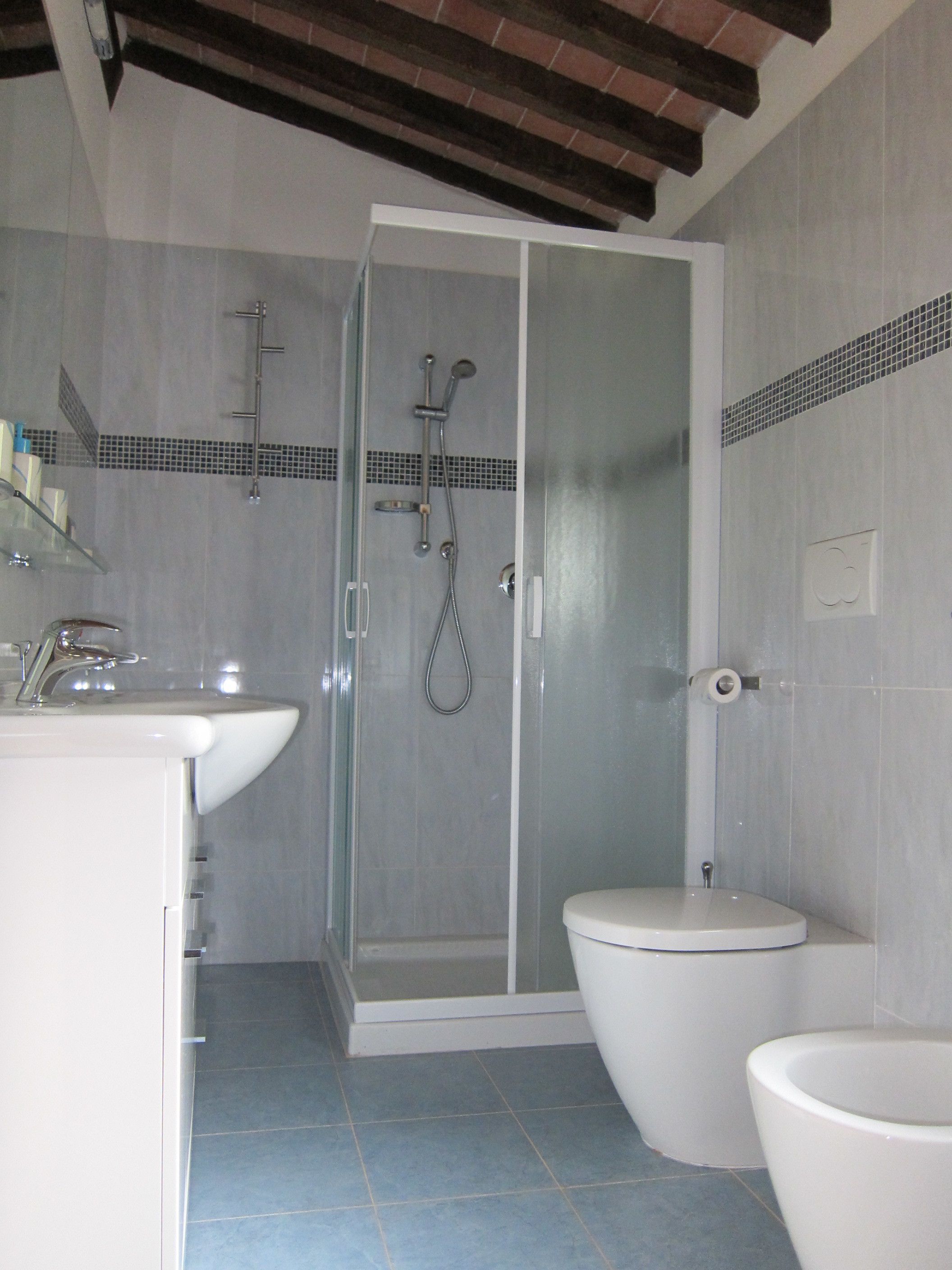 Studio | Badezimmer | Dusche, kostenlose Toilettenartikel, Haartrockner, Bidet