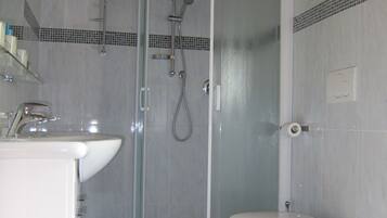 Studio | Badezimmer | Dusche, kostenlose Toilettenartikel, Haartrockner, Bidet