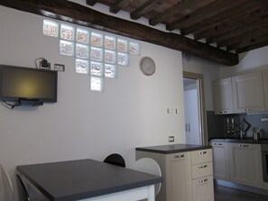 Appartement, 1 chambre | Restauration dans la chambre