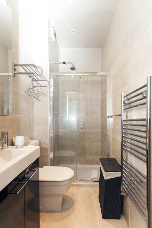 Departamento, 1 habitación | Baño | Regadera, amenidades de baño gratuitas, secadora de cabello, toallas 