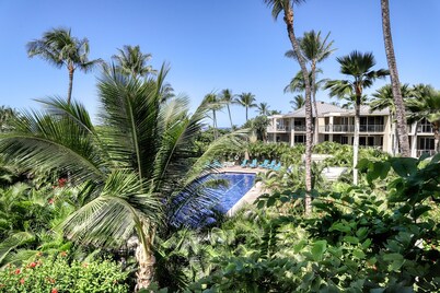 Second floor condo w/ shared pool & wraparound lanai w/ amazing views