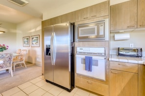 Refrigerador, microondas, horno, placa de cocina