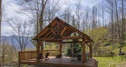 Cozy Maggie Valley Cabin near Cataloochee Ski Area, with
hot tub. Bikers Welcome
