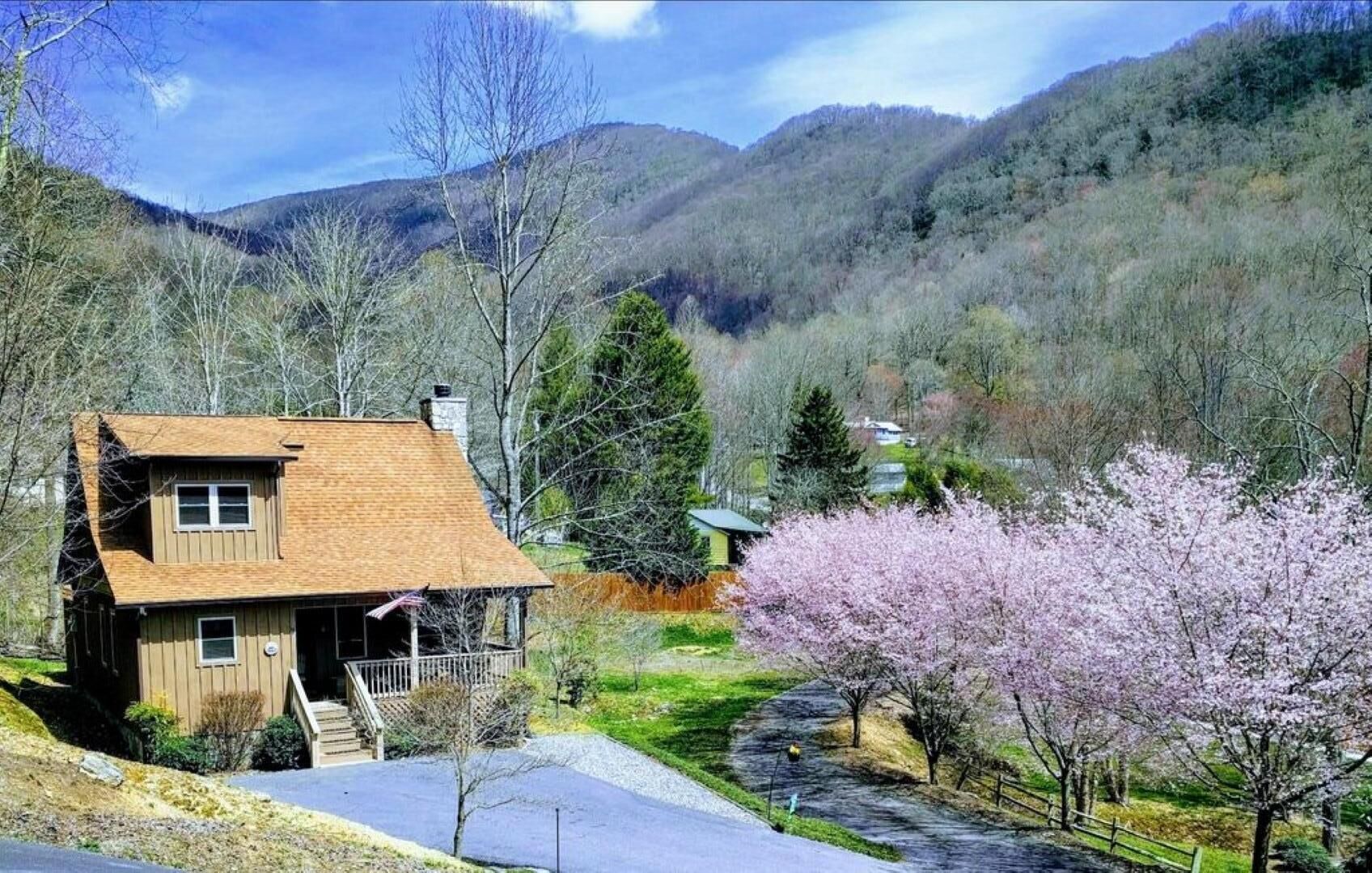 HOT TUB, PET FRIENDLY, BIKERS WELCOME! VERY CLOSE TO TOWN AND SITES
