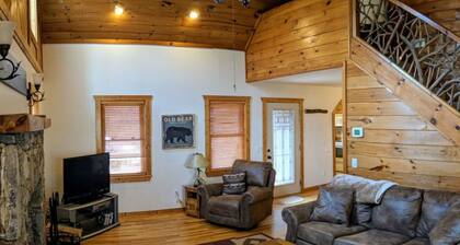 Cozy Maggie Valley Cabin near Cataloochee Ski Area, with
hot tub. Bikers Welcome